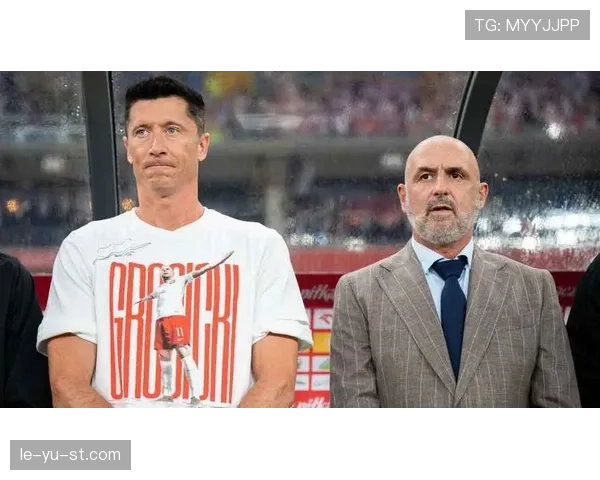 莱万多夫斯基下飞机那套行头，瞬间把我的购物车秒成奢望